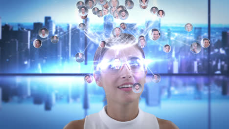 La-Mujer-Sonriente-Está-Usando-Gafas-Futuristas.