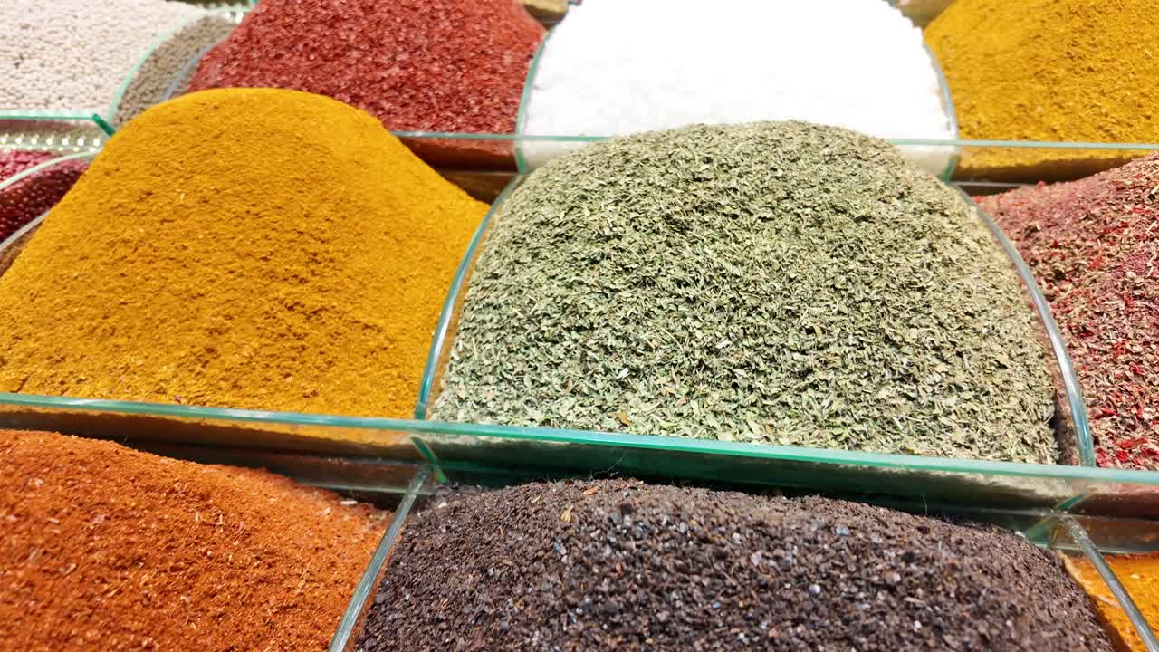 especias coloridas expuestas en un mercado