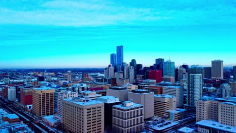 Panoramaflug-Aus-Der-Luft-über-Die-Innenstadt-Von-Edmonton-Von-Osten-Nach-Westen-In-Alberta,-Kanada,-Wo-Schnee-Alle-Gebäude-Mit-Blick-Auf-Wohn--Und-Geschäftstürme-Bedeckt,-Während-Die-Straßenarbeiten-Bis-Zum-Bau-Fortgesetzt-Werden2-2