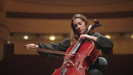 Charmante-Musikerin-Spielt-Cello-Im-Musiksaal-Weibliche-Cellistin-Probt-Vor-Ort