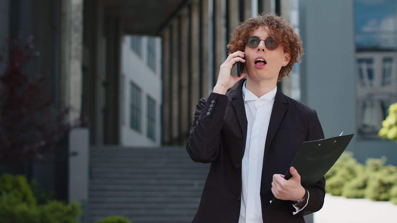 스트레스, 짜증, 분노, 사업가, 사업가 응답, 전화 통화, 사무실 근처의 도시에서 논쟁