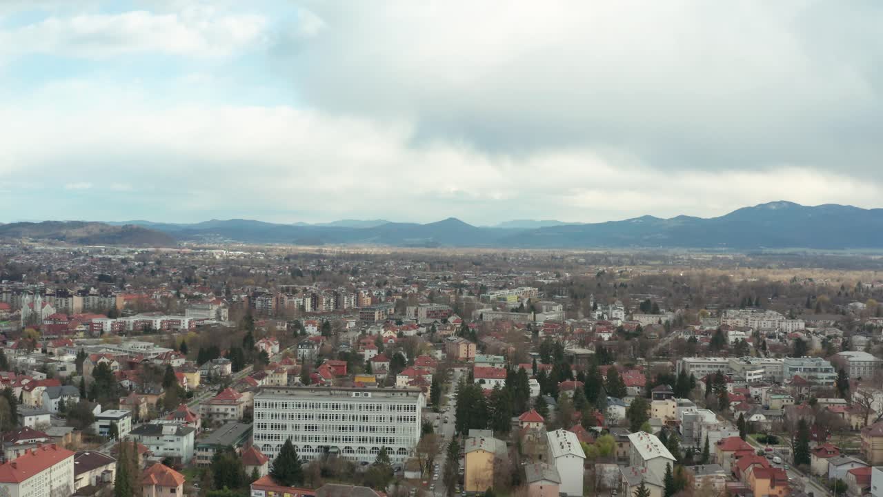 dolly shot aéreo sobrevolando la ciudad de ljubljana, capital de eslovenia