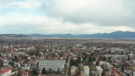 dolly shot aéreo sobrevolando la ciudad de ljubljana, capital de eslovenia