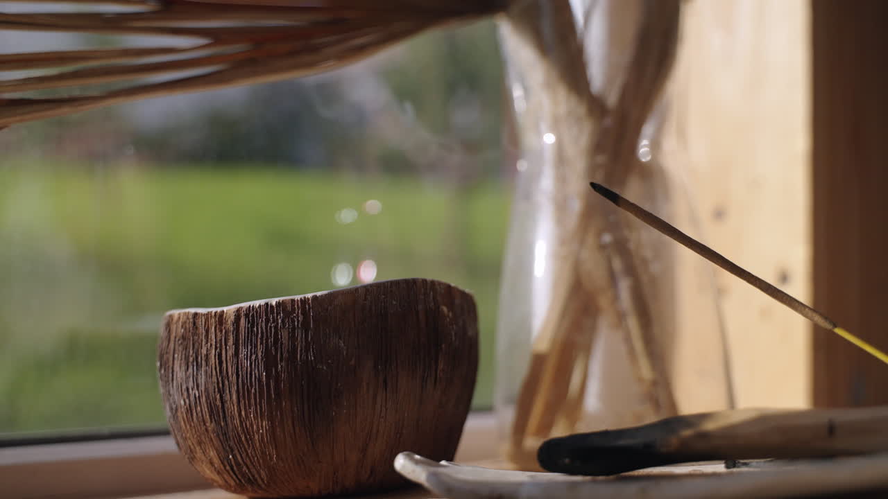 Décoration de fenêtre paisible avec de l'encens