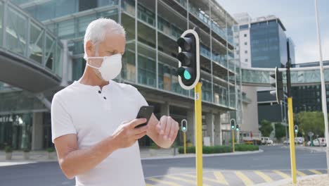 hombre caucásico por la calle con una máscara facial contra el coronavirus