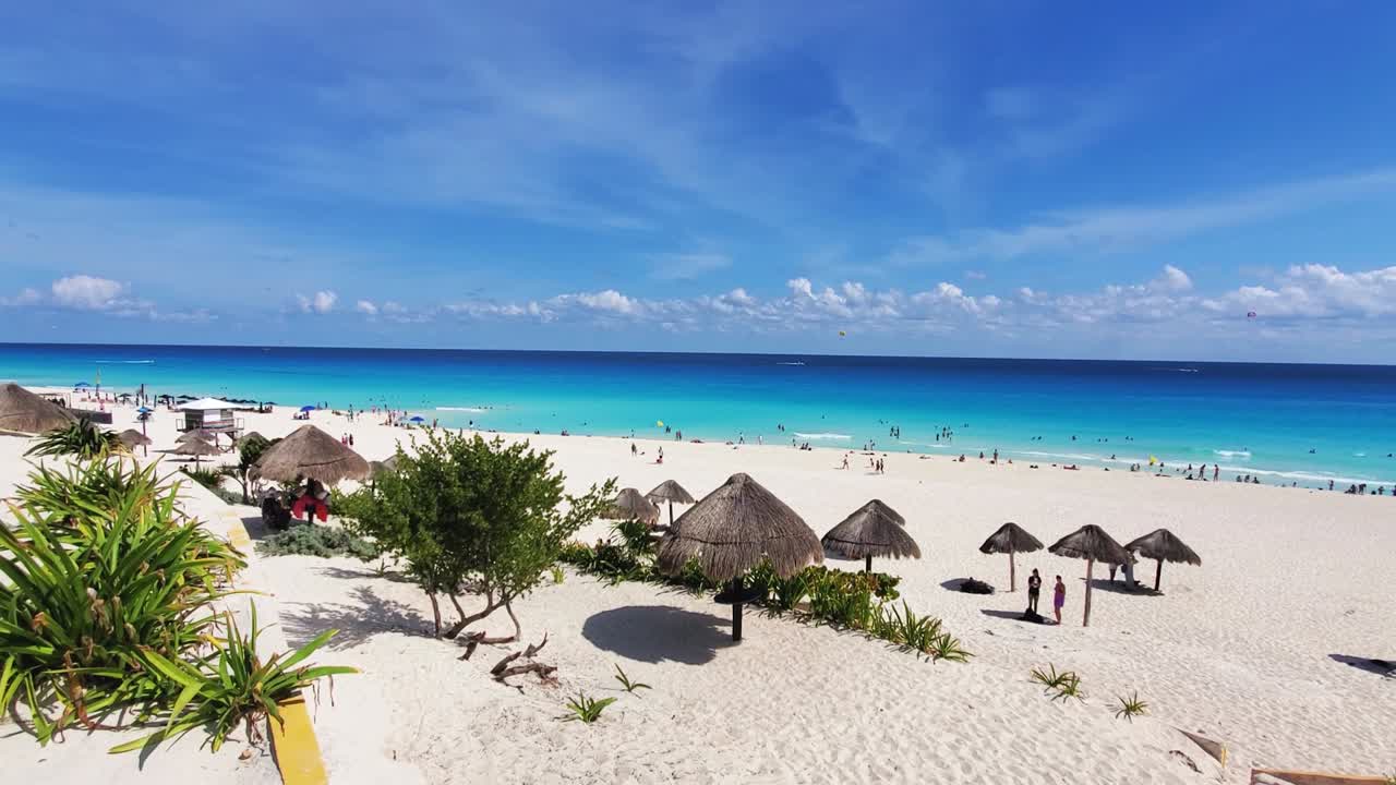 playa delfines, playa de delfines, apodada el mirador, una de las playas públicas más pintorescas de la riviera maya
