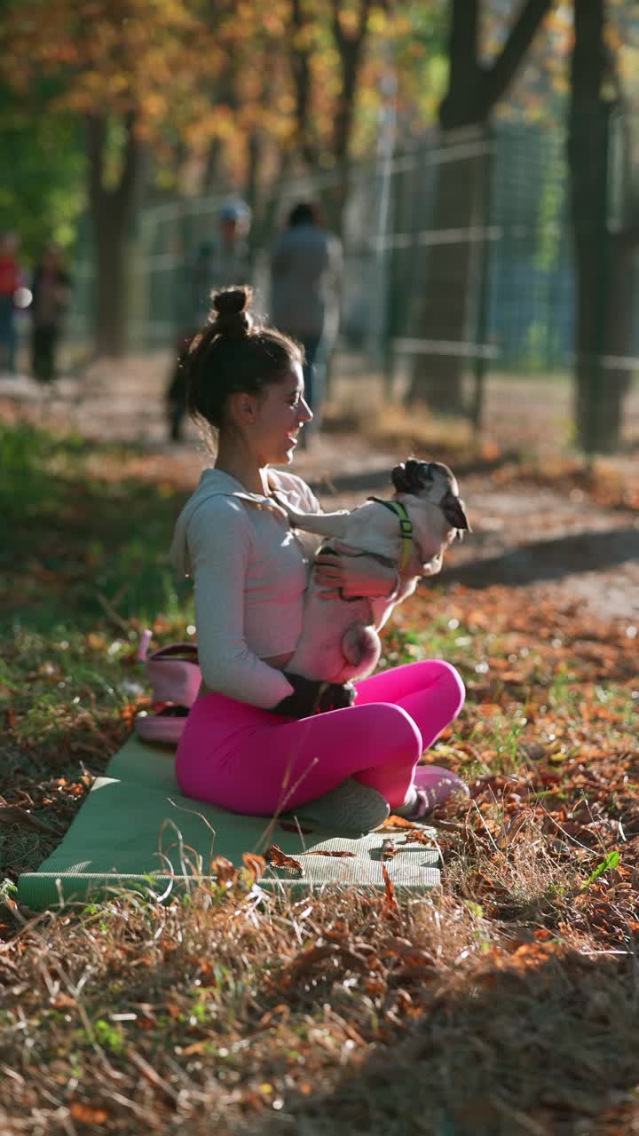 공원에서 개와 함께 시간을 즐기는 여자