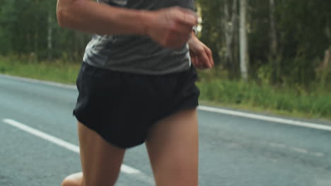 Mujer-Atlética-Corriendo-Al-Aire-Libre