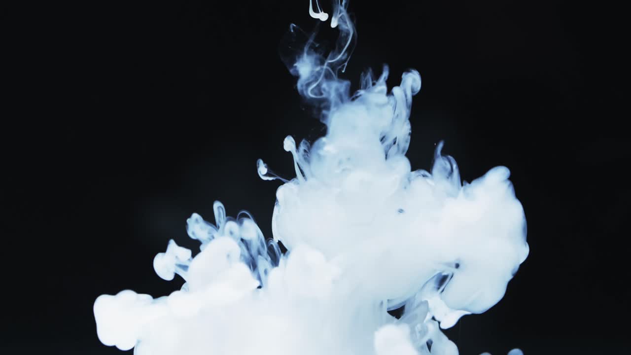 검은색 배경 에 물 을  ⁇ 는  ⁇ 색 수채화 잉크 의 느린 동영상