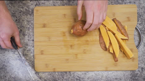 preparando fuegos de camote en una tabla de cortar