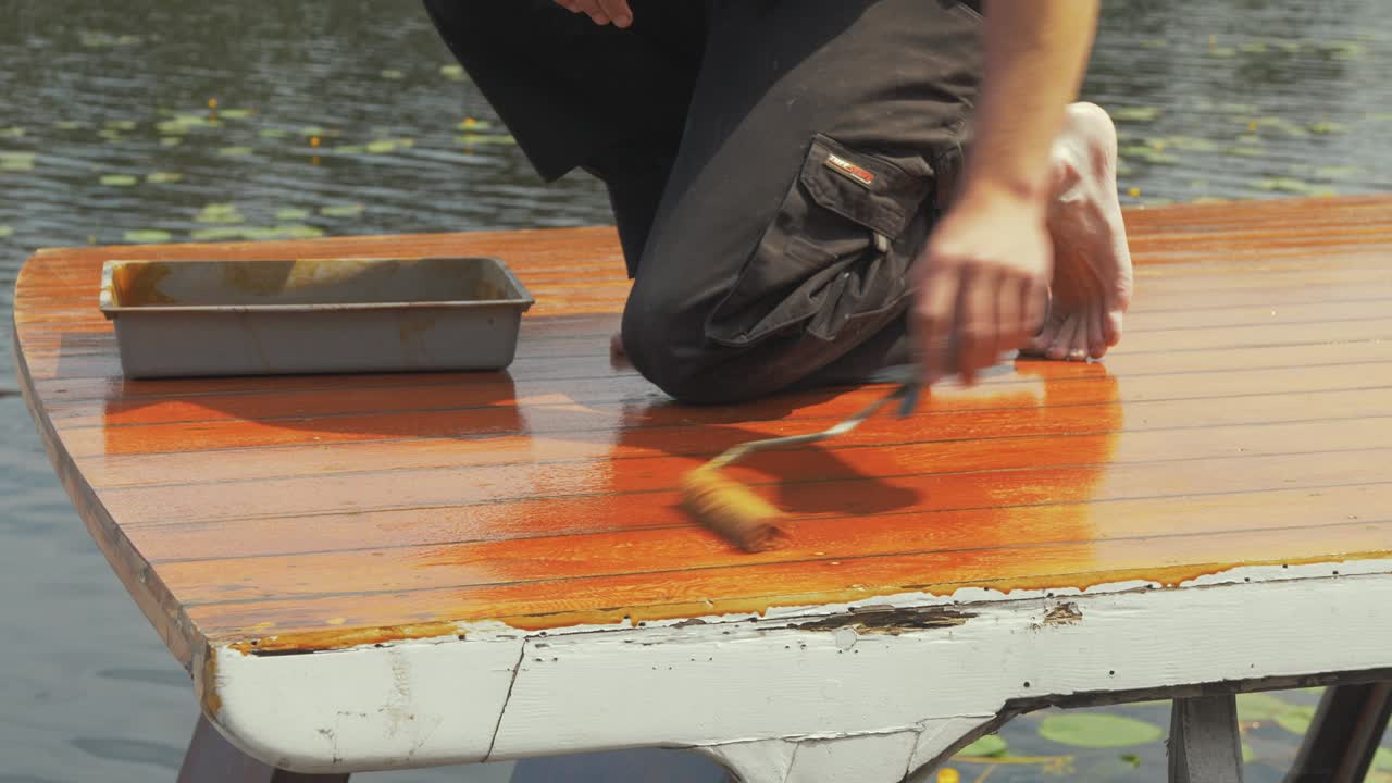 pintar el techo de la cabina del barco de madera con pintura exterior con rodillo