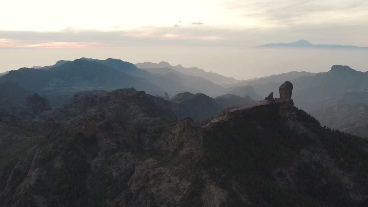 블루 아워, 로크 누블로, 피코 데 라스 니에베스, 그란 카나리아에서 산 꼭대기에 있는 큰 바위의 드론 비행