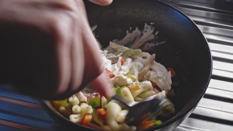 Mezclar-La-Pasta-Fileja-En-Un-Tazón-Con-Pimiento-Picado,-Mayonesa-Y-Condimentos