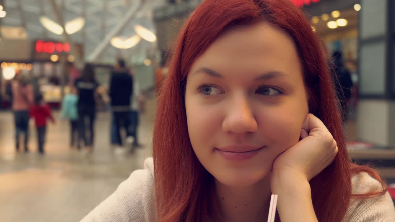 젊은 은 머리 암이 테일을 즐기고 있습니다.