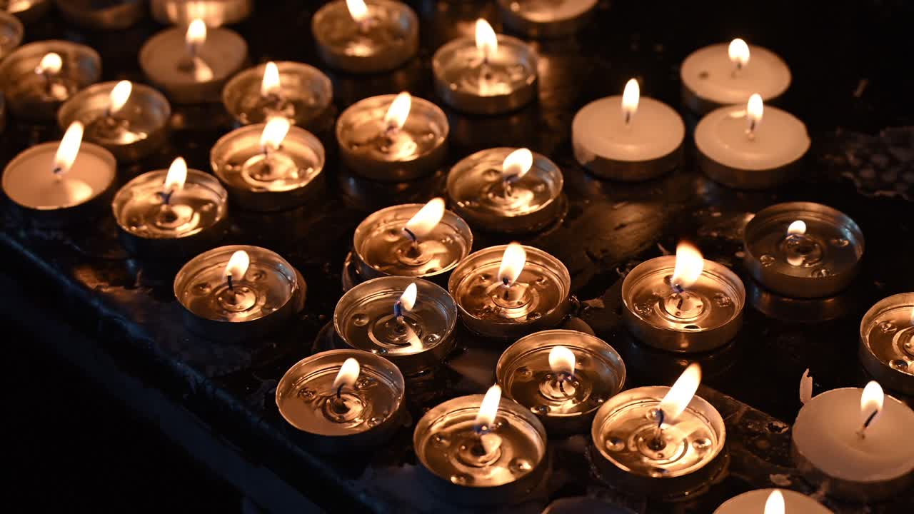 Candele accese in una chiesa illuminano la solennità del Natale