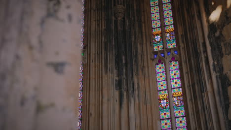 Kloster-Batalha-Unvollkommene-Kapellen-Glasmalerei-Detail-Zeitlupe