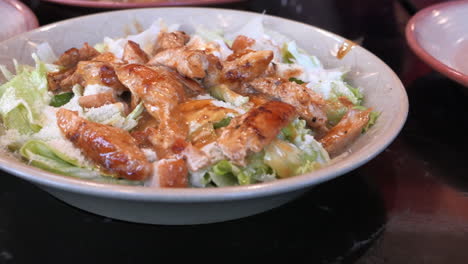 ensalada de pollo césar a la parrilla