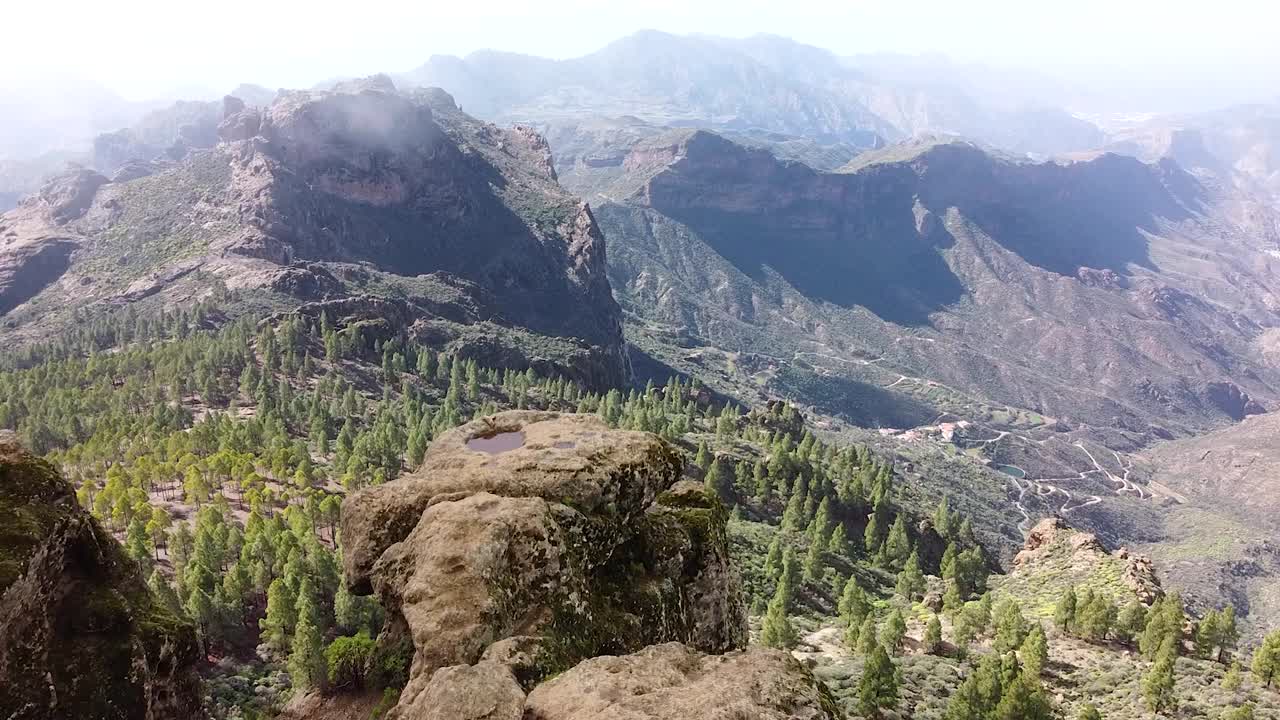 Paesaggio montano a Roque Nublo durante una mattina nebbiosa a Gran Canaria, Spagna.