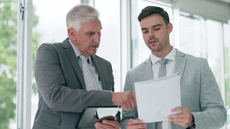 Mentor,-Tableta-Y-Comentarios-Con-Gente-De-Negocios