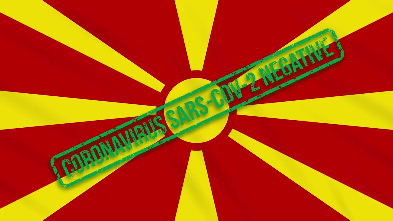 마케도니아가 코로나 바이러스로부터 자유를 표시하는 녹색 스프를 달고 발을 흔들고 있다.