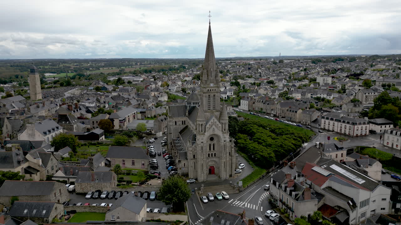 iglesia de san martín en el centro de la ciudad, vitré en bretaña, francia