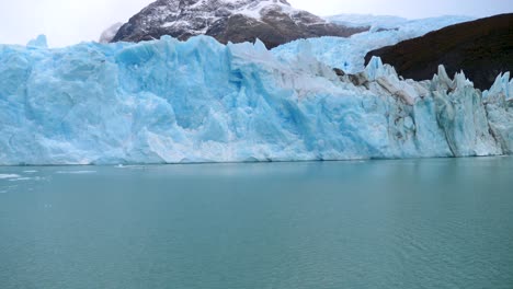 secuencia de video lenta del glaciar perito moreno en argentina desde un bote