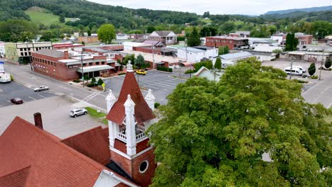 aerial-push-over-methodist-church-in-johnson-city-tennessee-in-summertime,-small-town-usa