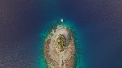 Drohnenclip-Auf-Den-San-Blas-Inseln-Mit-Einem-Segelboot,-Das-Auf-Einer-Abgelegenen-Insel-Vor-Anker-Liegt