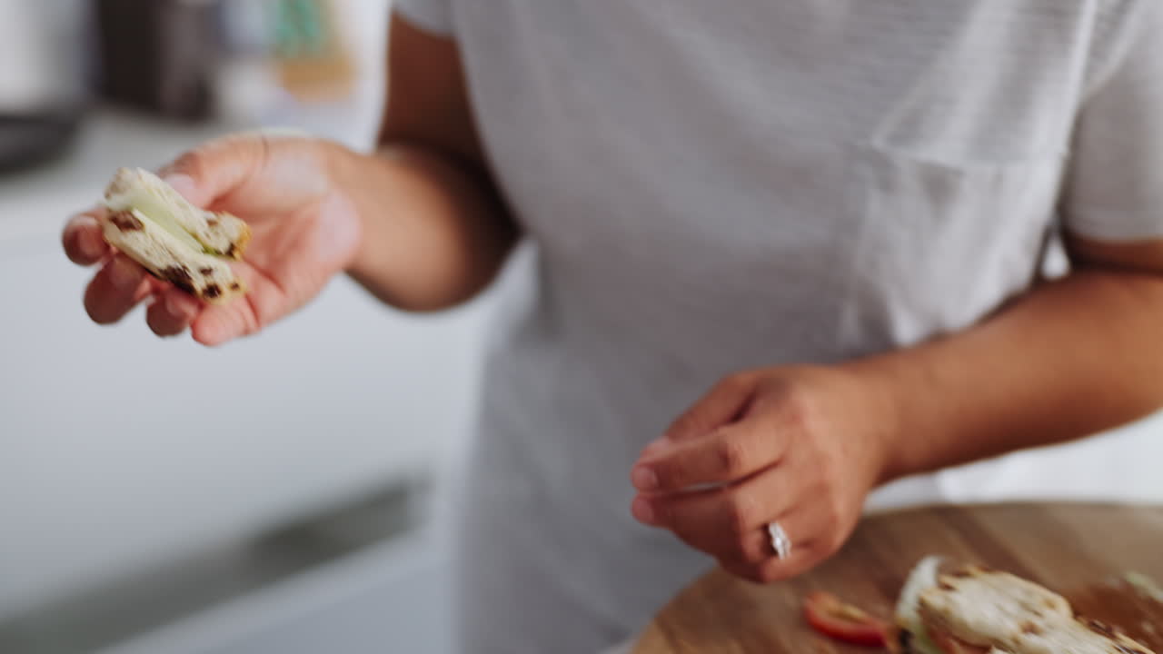 madre e hija preparando y comiendo un sándwich