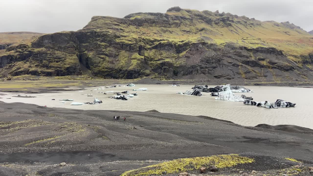 아이슬란드 남쪽 해안에 있는 솔헤이마요쿨 빙하에서 산책하는 사람들
