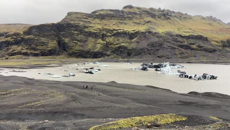 Menschen,-Die-Auf-Dem-Solheimajökull-Auslassgletscher-An-Der-Südküste-Islands-Spazieren-Gehen