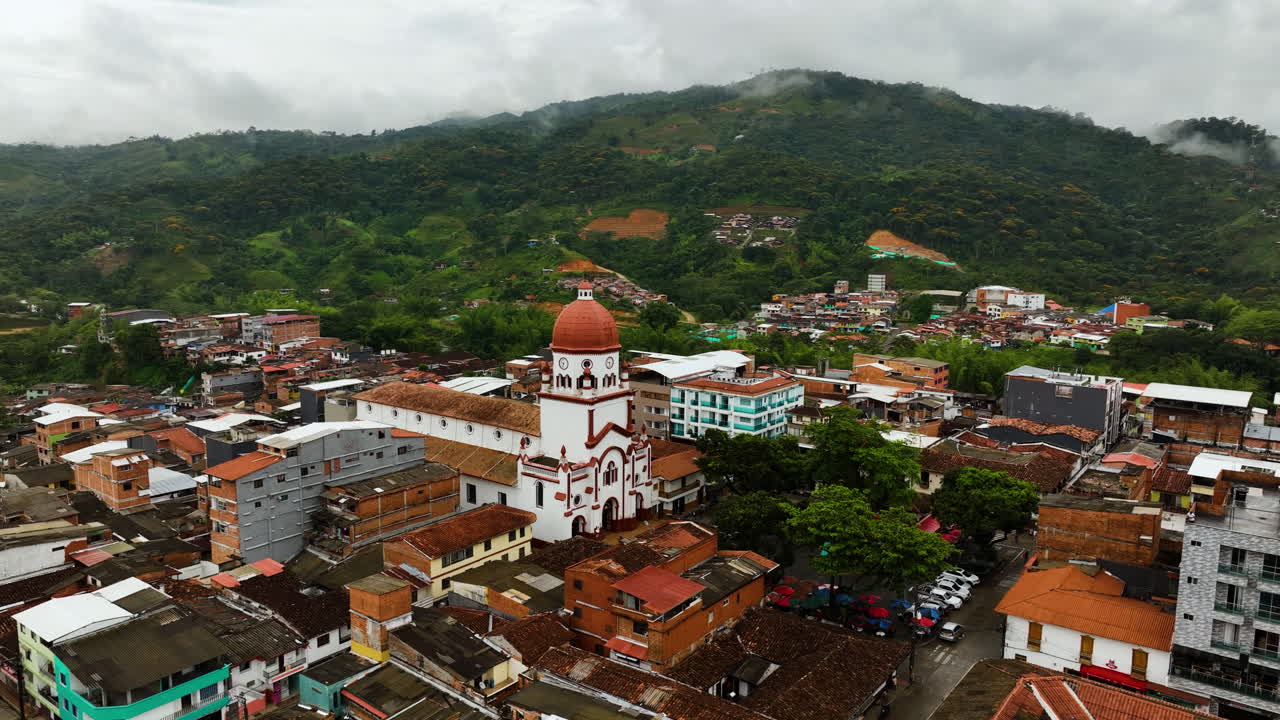 Vista aérea orbitando a Iglesia de San Rafael Arcángel em San Rafael, Colômbia