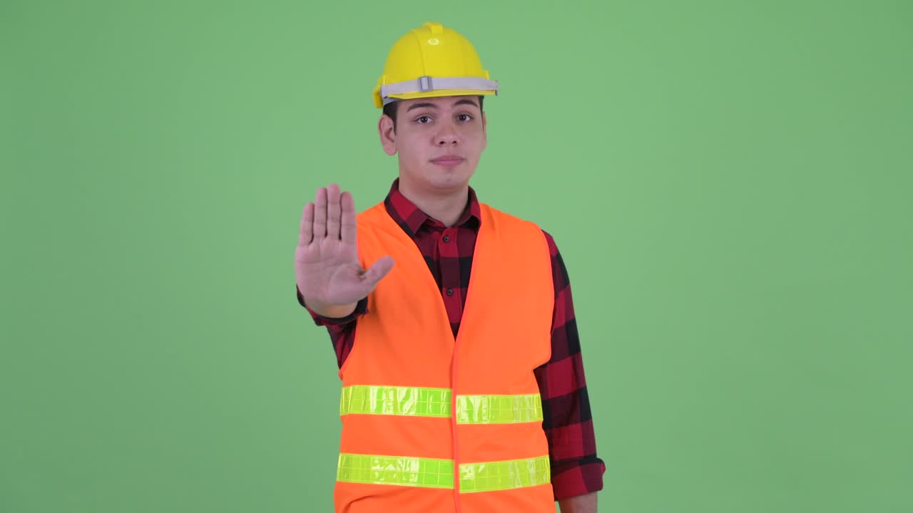 젊은 잘생긴 다민족 남성 건설 노동자