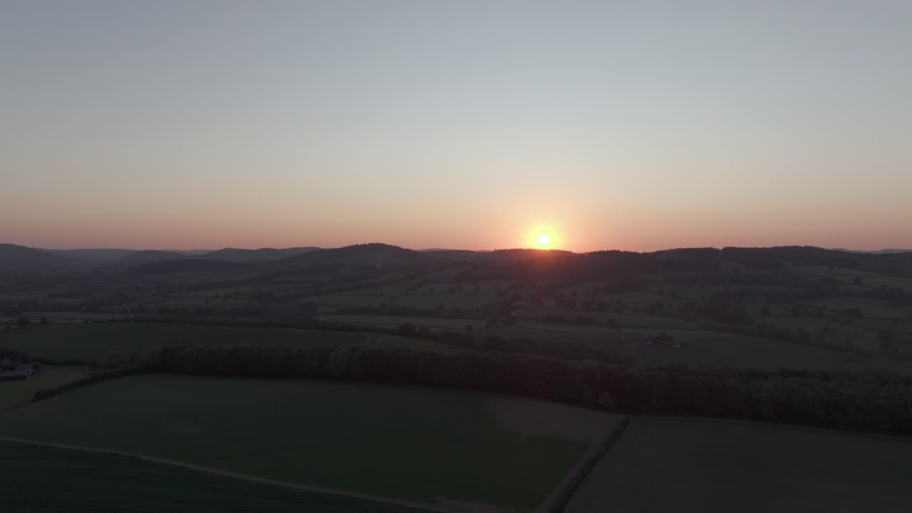 언덕을 가로질러 저녁 일찍 해가 지면