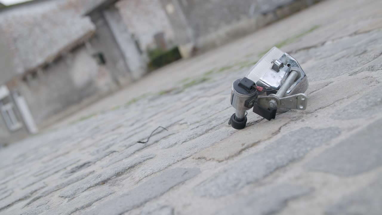 발전기를 잃은 채 자갈길을 달리는 자전거