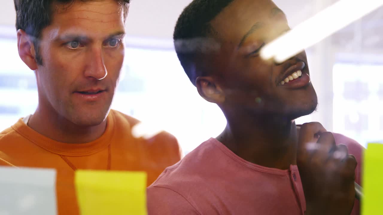 ejecutivos de negocios masculinos leyendo notas adhesivas