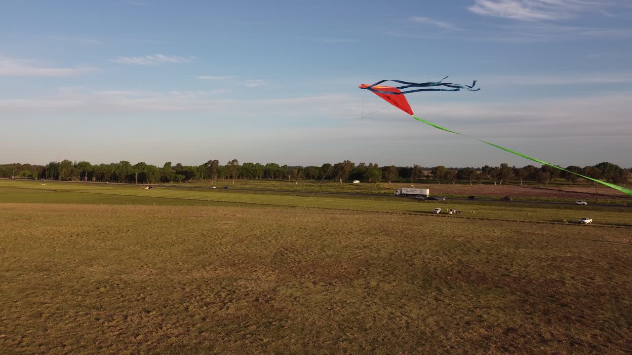 cometa de juguete voladora roja sobre el paisaje rural