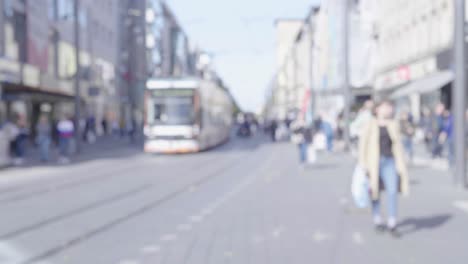 Leute,-Die-Verschwommene,-Defokussierte-Straßenansicht-In-Der-Stadt-Gehen