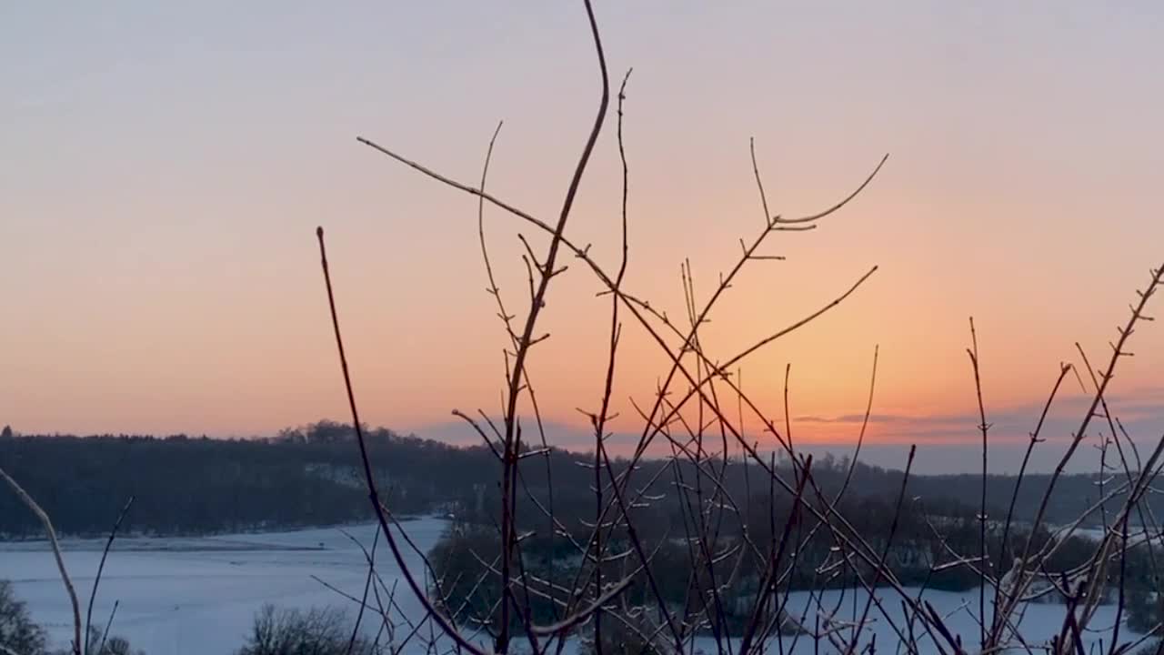 ⁇ 은 구름과 함께 독일 시골에서 일몰의 타임  ⁇ 스