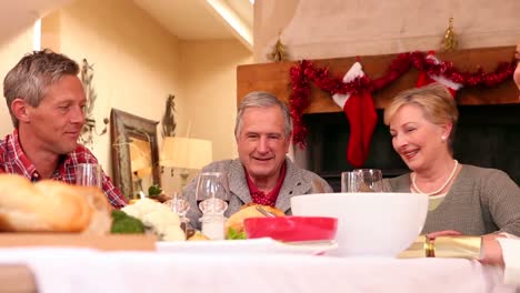 Familia-De-Tres-Generaciones-Cenando-Juntos-De-Navidad