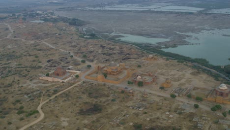 un dron aéreo disparó sobre la tumba de dewan shurfa khan en la colina makli junto a un lago en un día soleado en thatta, pakistán