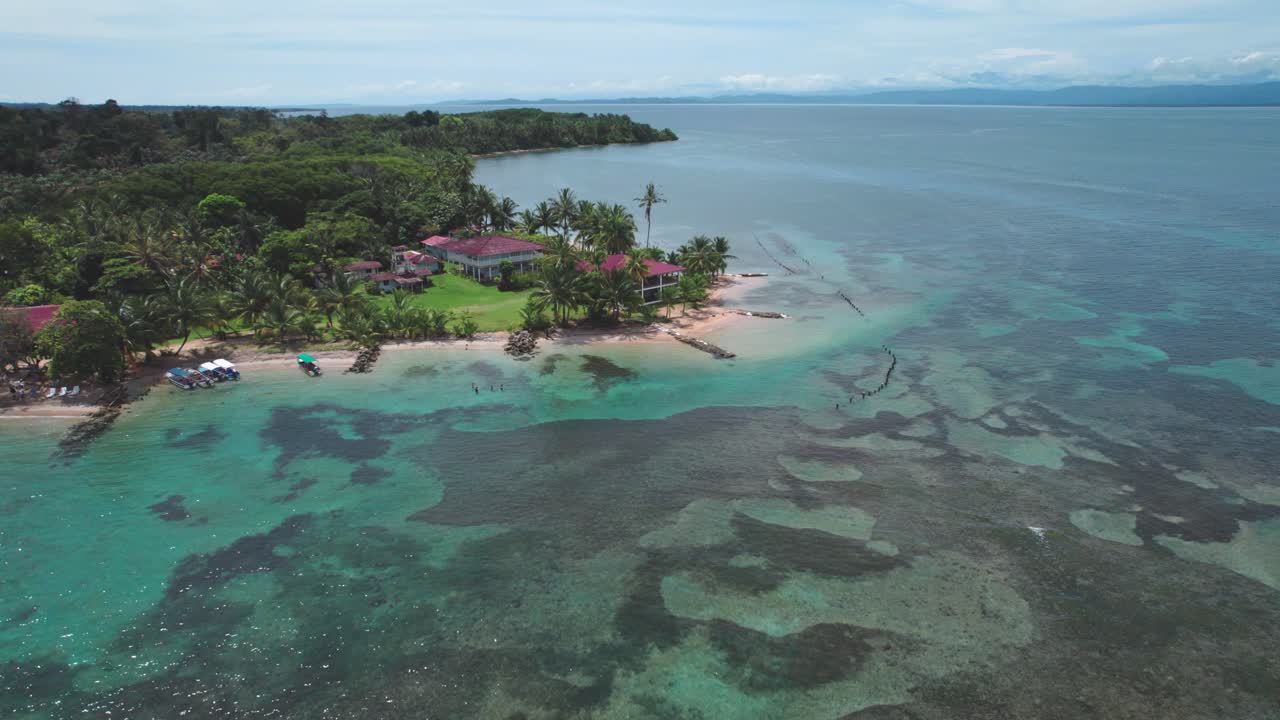 pan shot de boca del drago a las playas turísticas en bocas del toro, panamá - video de stock