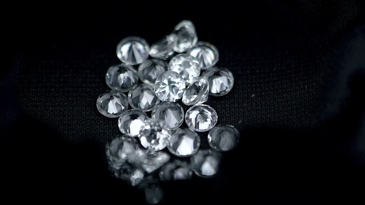 회전하는 테이블에 있는 다이아몬드 (무결한 루프 가능한 클로즈업 영상)