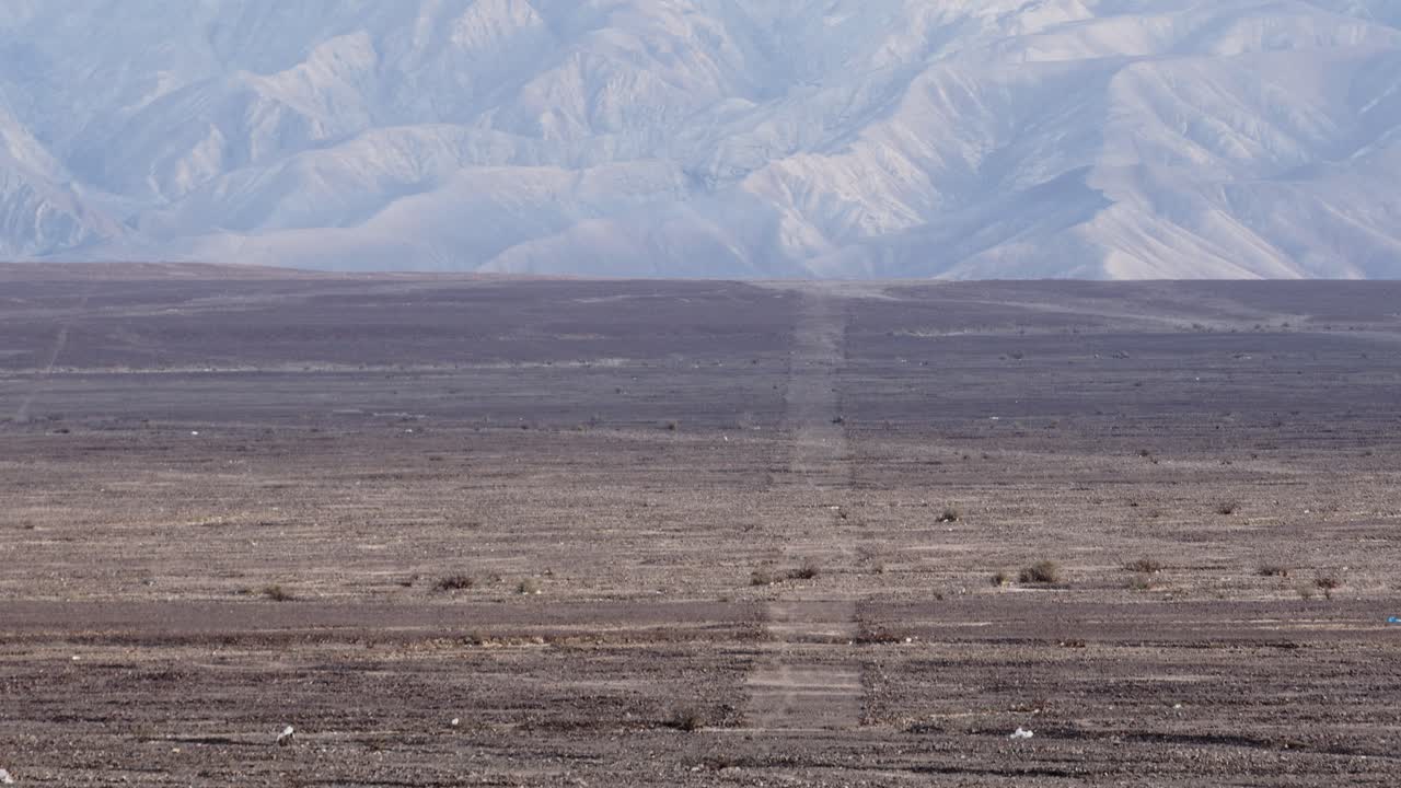 множество мелких линий наска увеличивается, от начала пересечения шоссе до горного хребта 4k