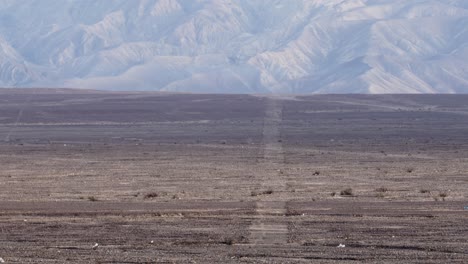 Muchas-Pequeñas-Líneas-De-Nazca-Se-Acercan,-Desde-El-Comienzo-Cruzando-La-Carretera-Hasta-La-Cordillera-4k