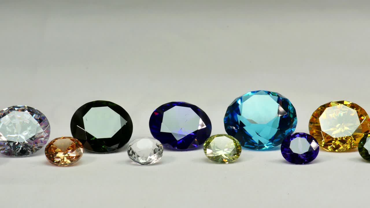 diamanti colorati sul fumo di ghiaccio