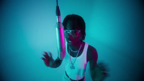 el artista de hip hop actuando