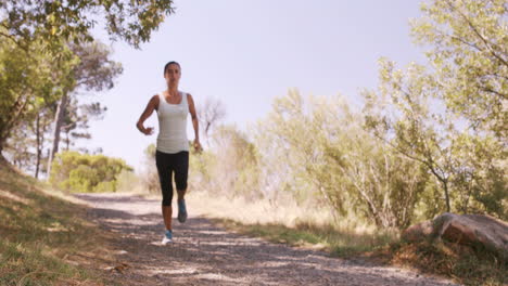 mujer corriendo en el campo