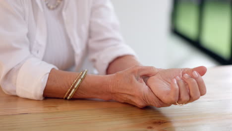 mujer con dolor en la muñeca
