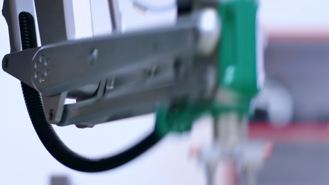 Macchina industriale automatizzata. Primo piano di braccio robotico. Tecnologia di produzione.